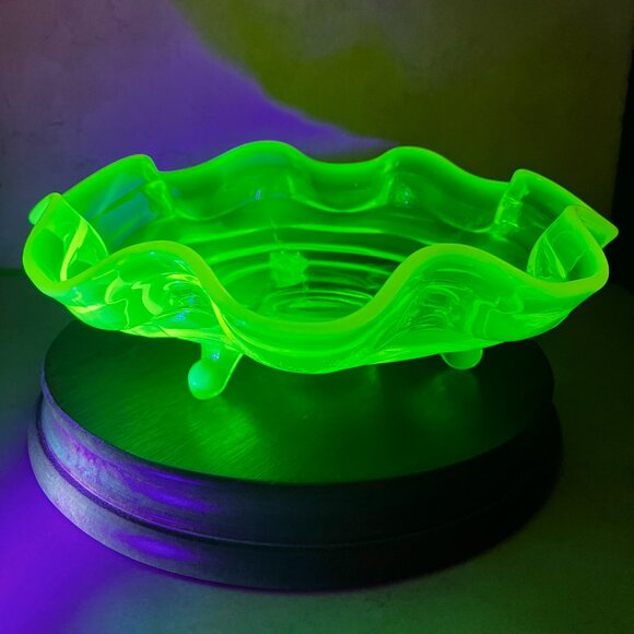 Vintage Fenton Vaseline Glass Green Wave Bowl 3 Toed Pedestal Amazing Glow 1930s - Picture 9 of 15